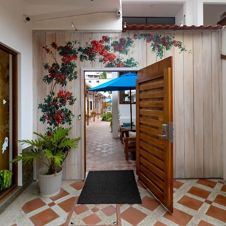 Plaza Luna Suites Puerto Ayora  Exterior photo