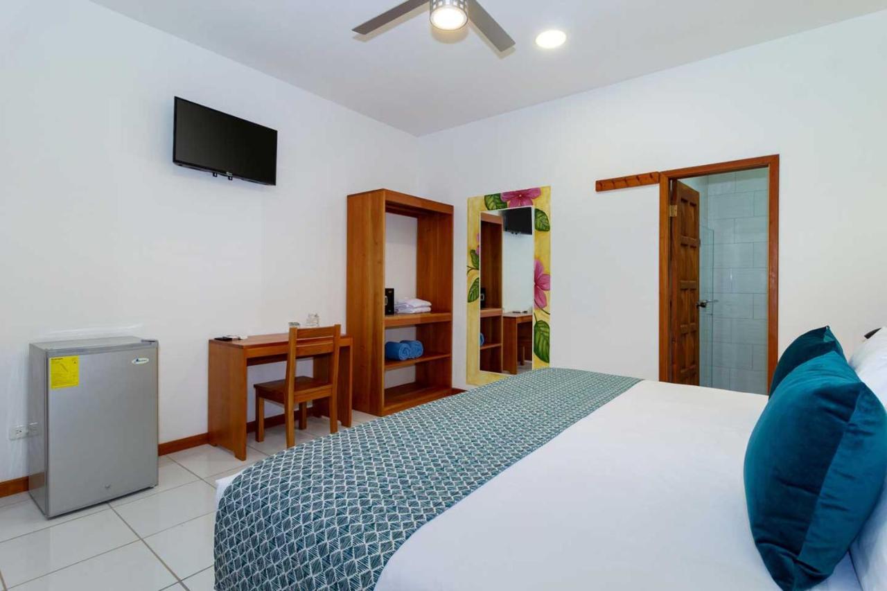 Plaza Luna Suites Puerto Ayora  Exterior photo