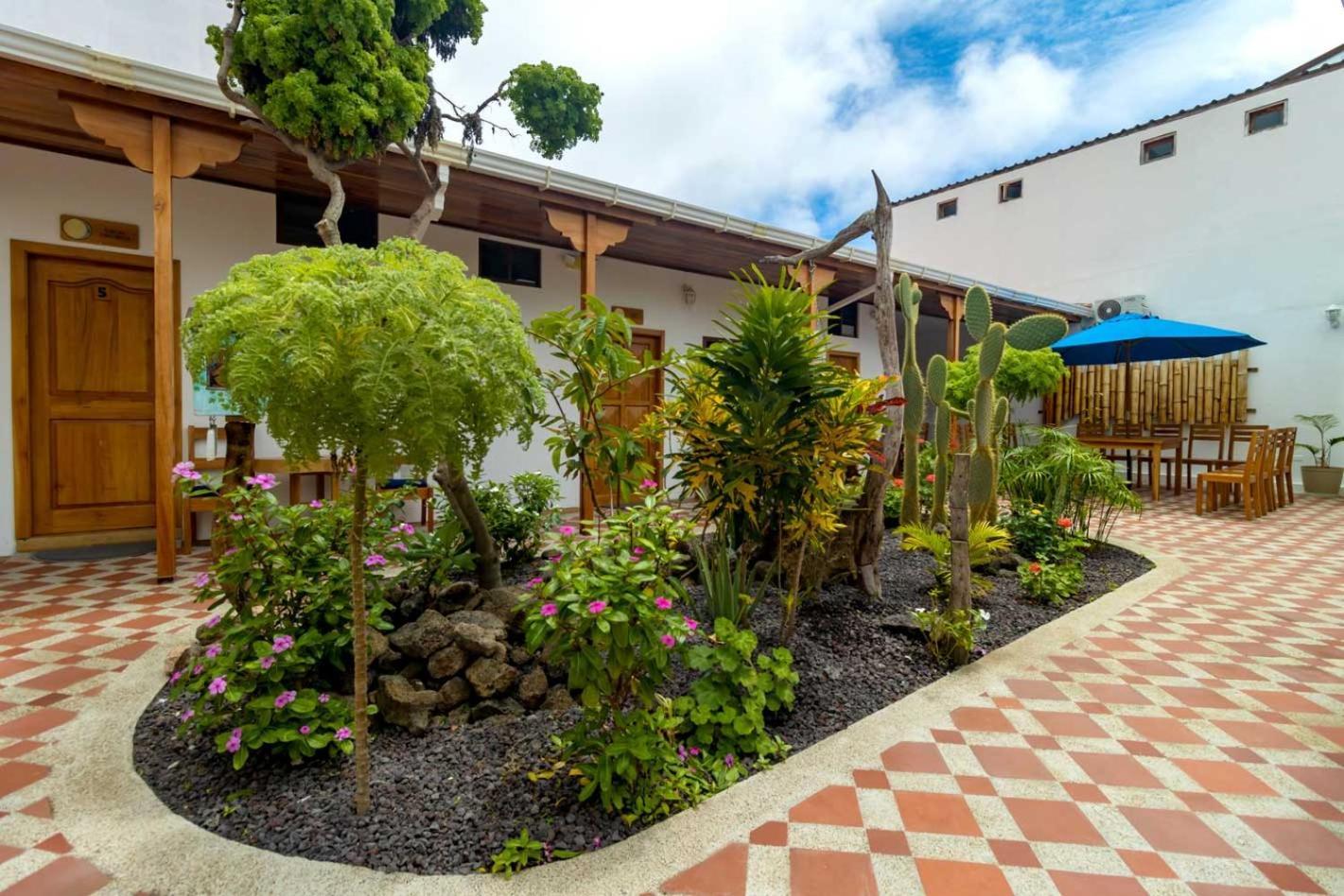 Plaza Luna Suites Puerto Ayora  Exterior photo